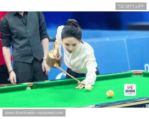 潘晓婷台球表演迎新年，创意互动展现体育魅力